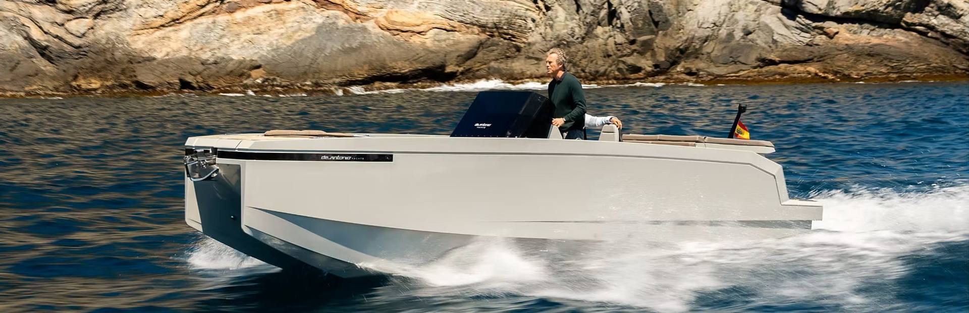 De Antonio E23 Boat, Example 1