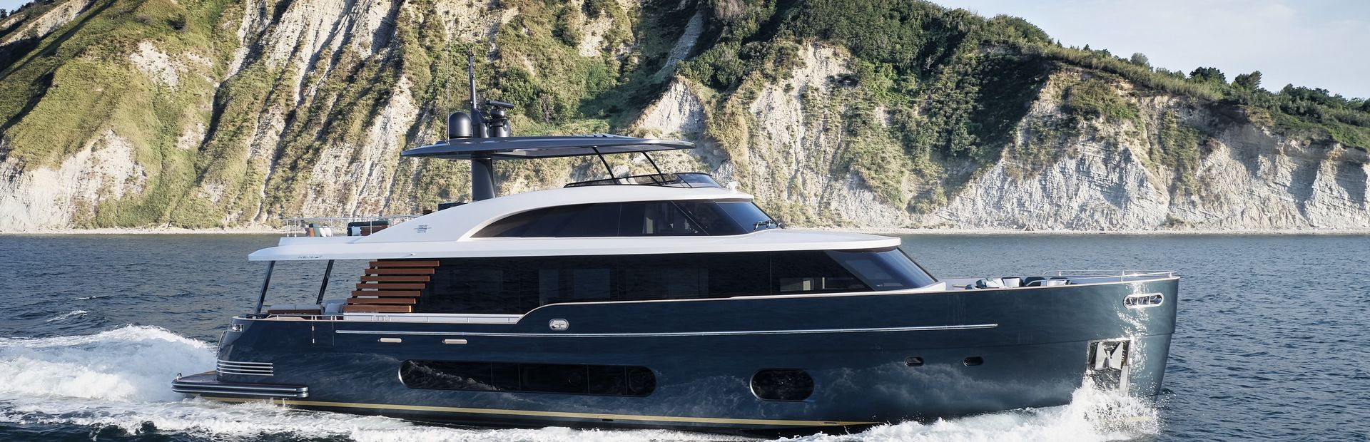 Azimut Magellano 25M Yacht, Example 1