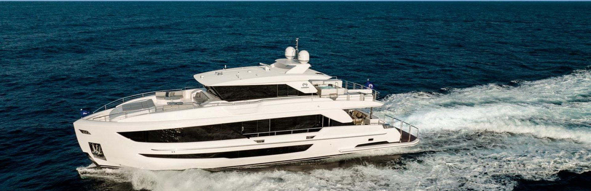 Horizon FD Series FD90 Skylounge Yacht, Example 1