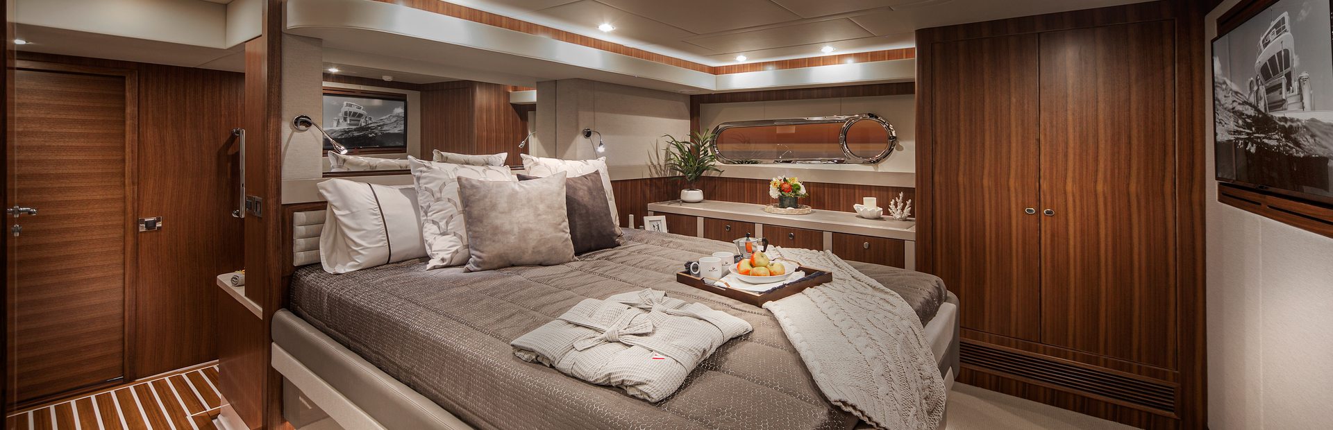 Riviera Daybridge Yachts, Example 12