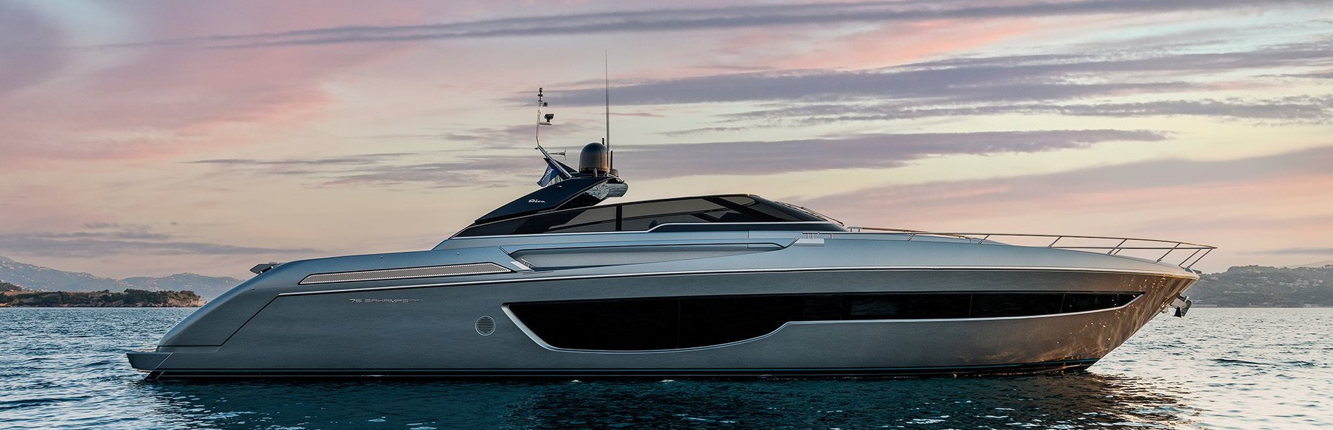 Riva 76' Bahamas Super Boat, Example 1