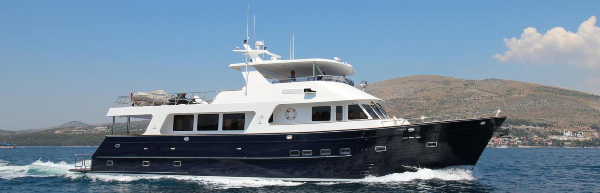 Outer Reef Yachts 800 Motoryachts, Example 1