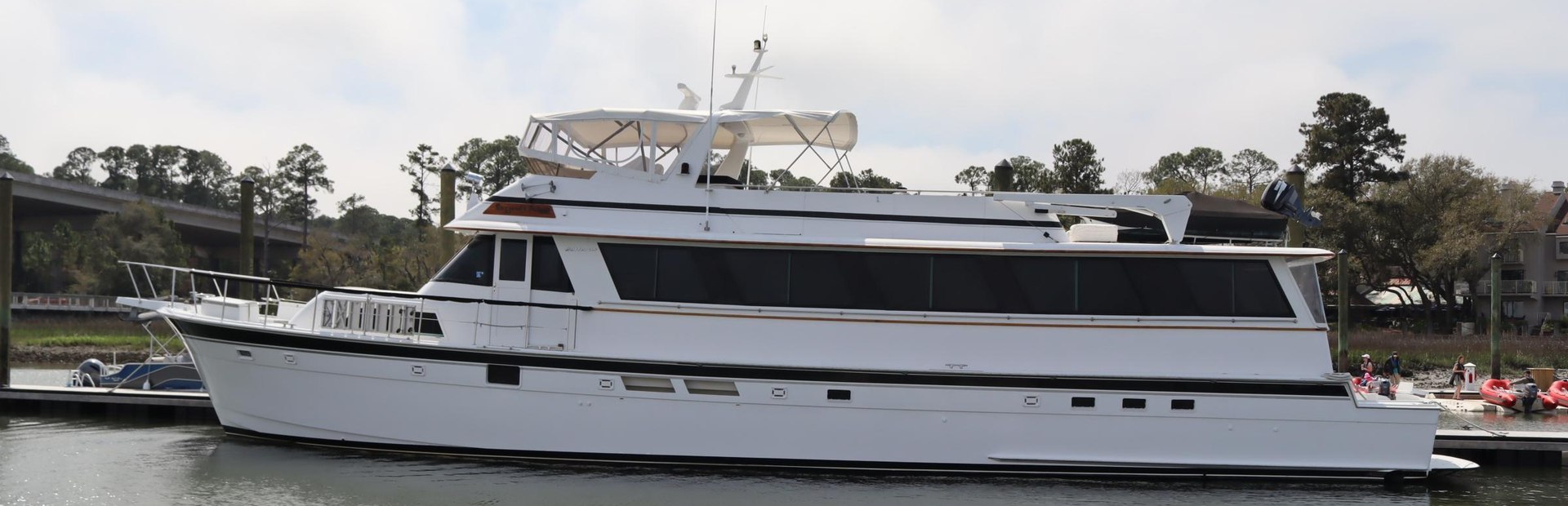 Hatteras 80 Cockpit MY Yacht, Example 1