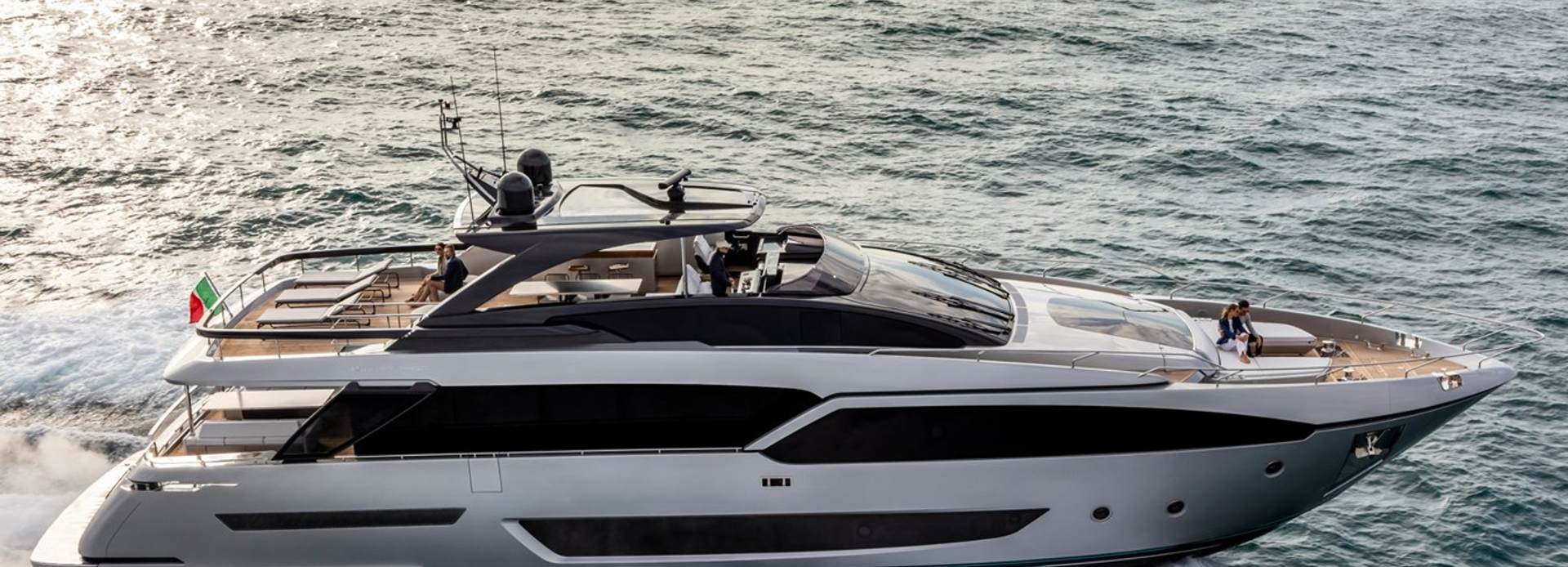 Conny yacht, Riva