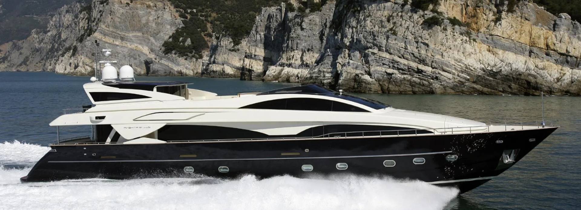 Moud yacht, Riva