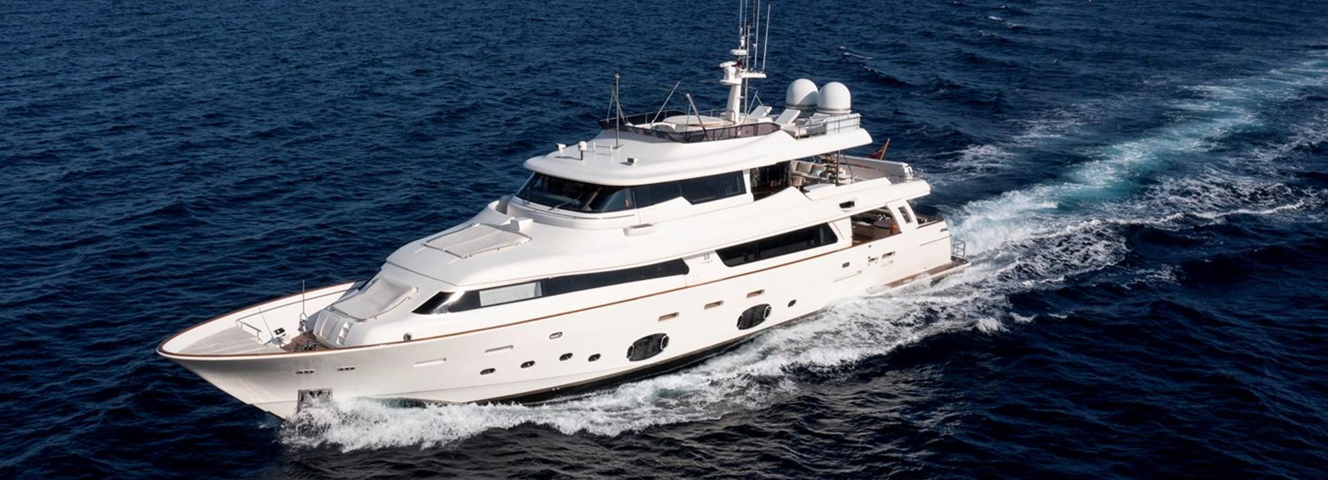 Bella Navetta yacht, Custom Line