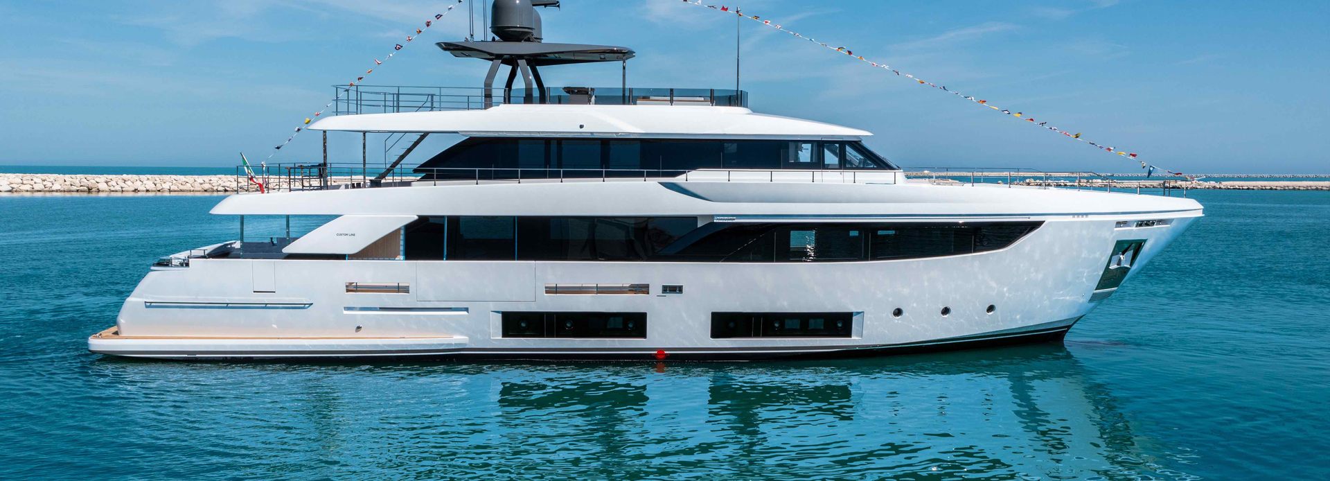 Familia yacht, Custom Line