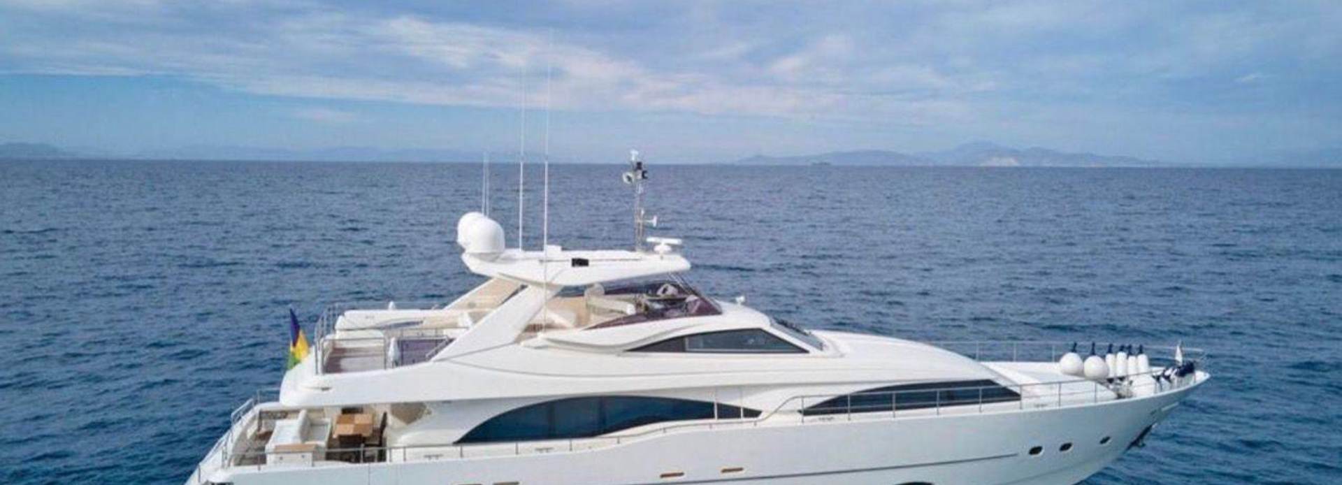 Lady Yaz yacht, Custom Line