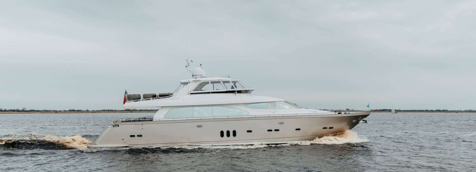 Refugio yacht, Elegance