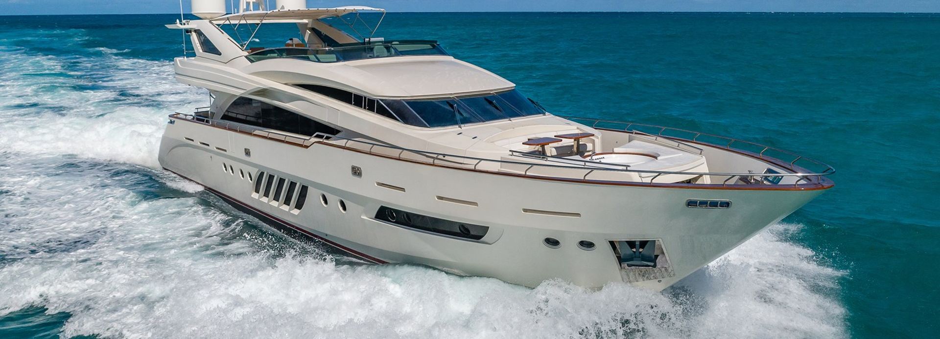 Casual yacht, Dominator