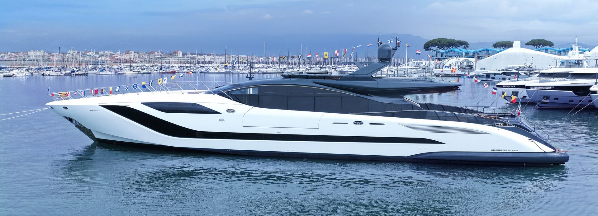 Aura I yacht, Mangusta