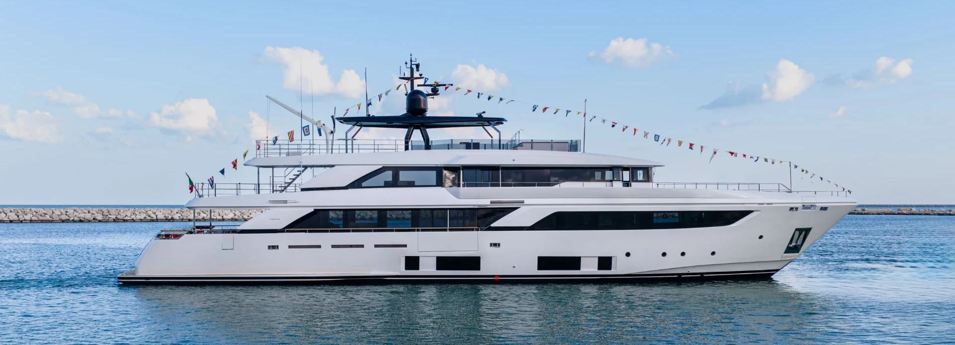 Custom Line 33/37 yacht, Custom Line