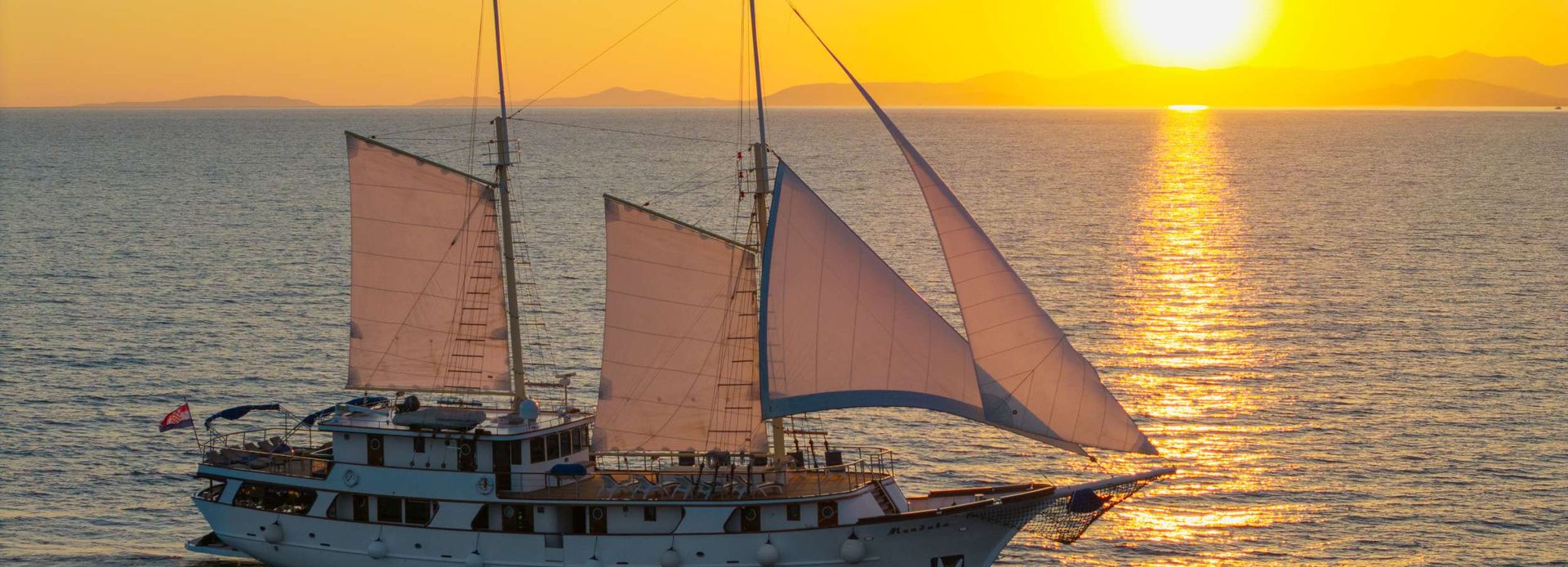 Mendula yacht, Custom