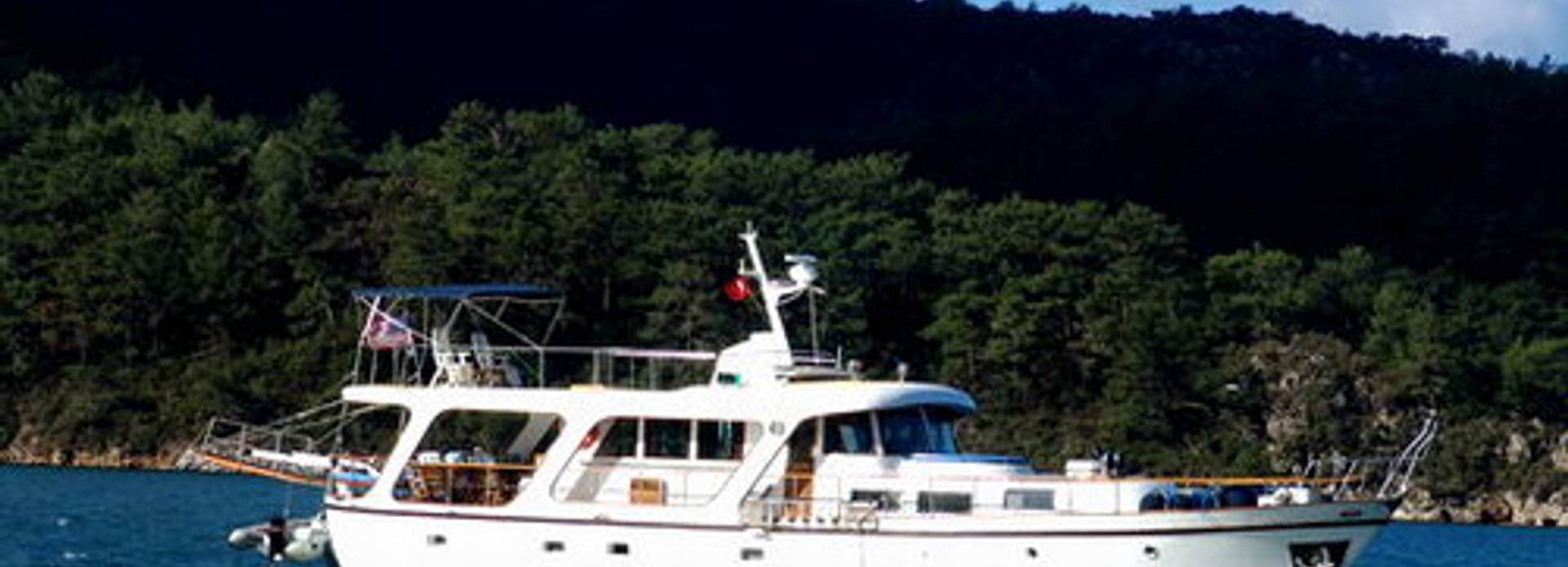 Shangri - La yacht, Mostes