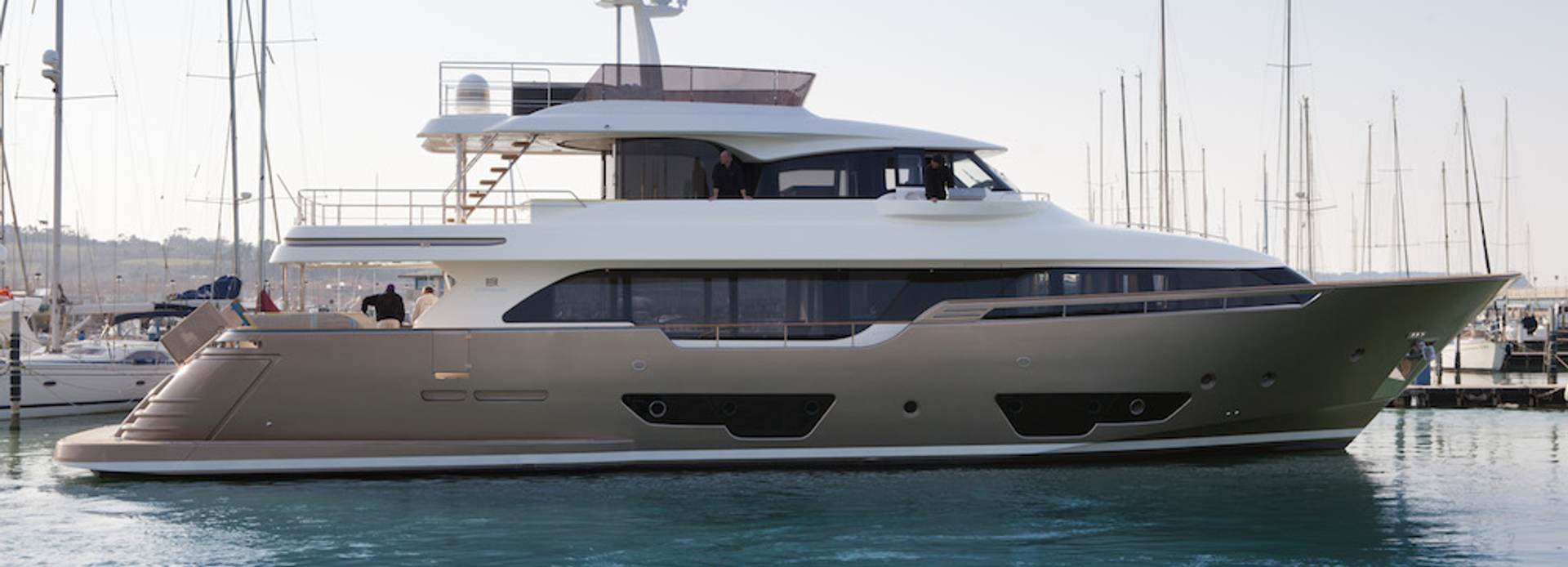 Checkout yacht, Custom Line