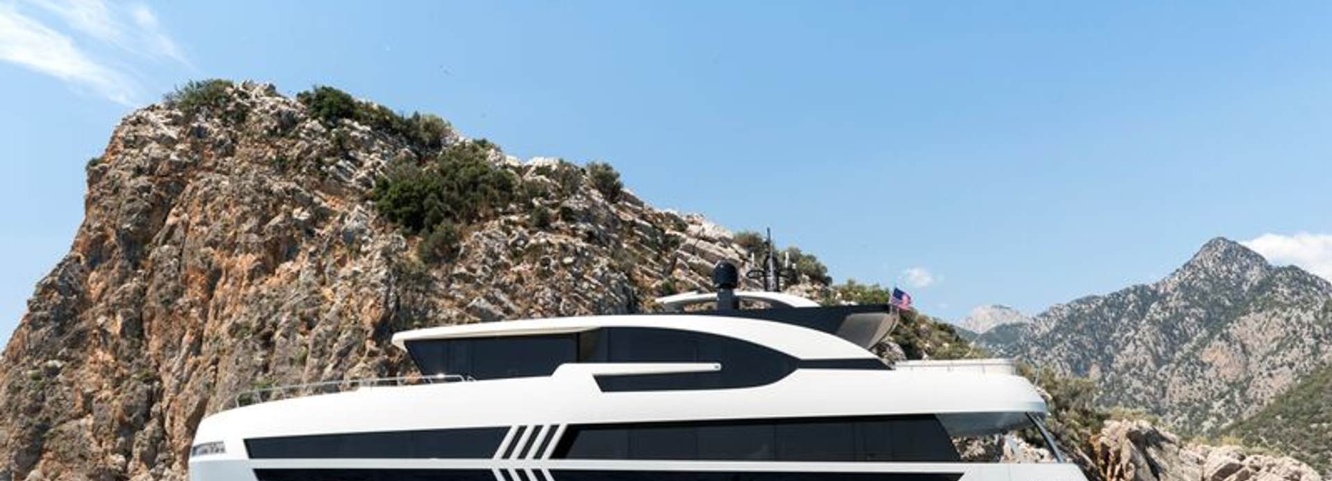 Lazzara UHV 90/01 yacht, Lazzara Yachts