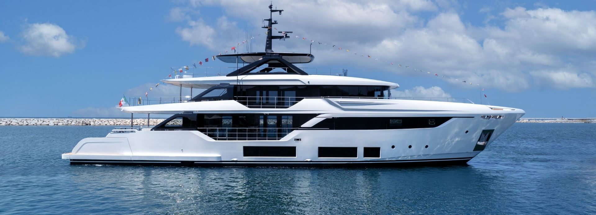 Boobale yacht, Custom Line
