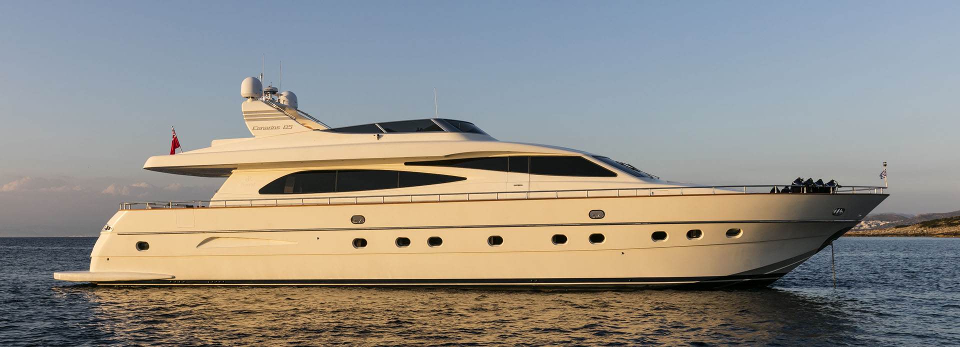 Vyno yacht, Canados