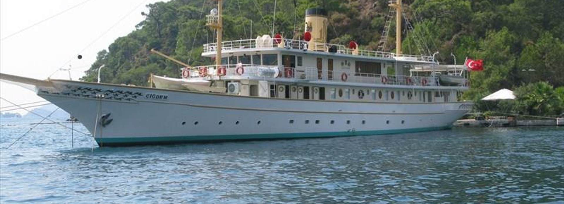 Cigdem yacht, Custom