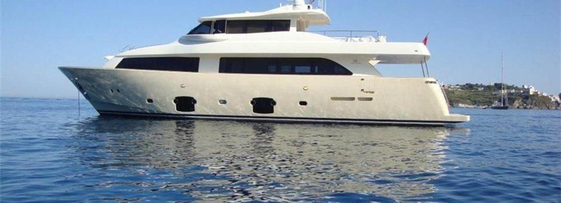 Le Petit Bateau yacht, Custom Line