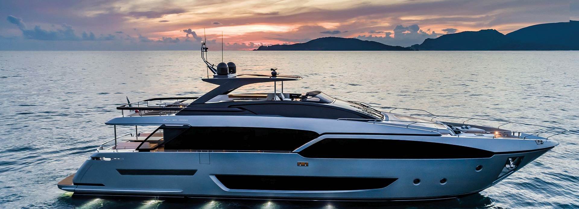 Club B yacht, Riva