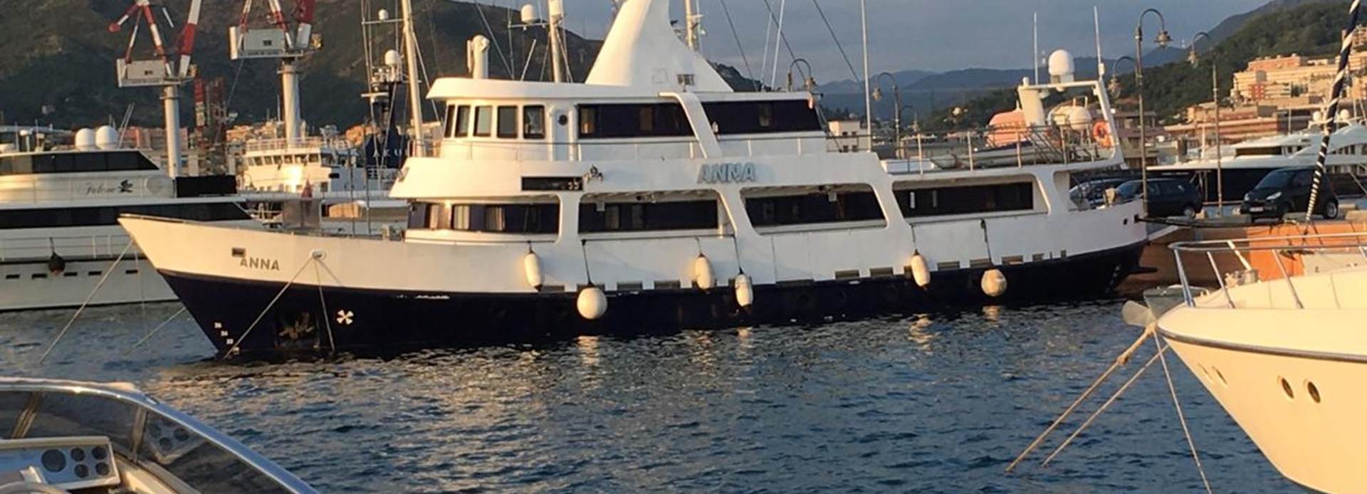 Anna I yacht, Custom