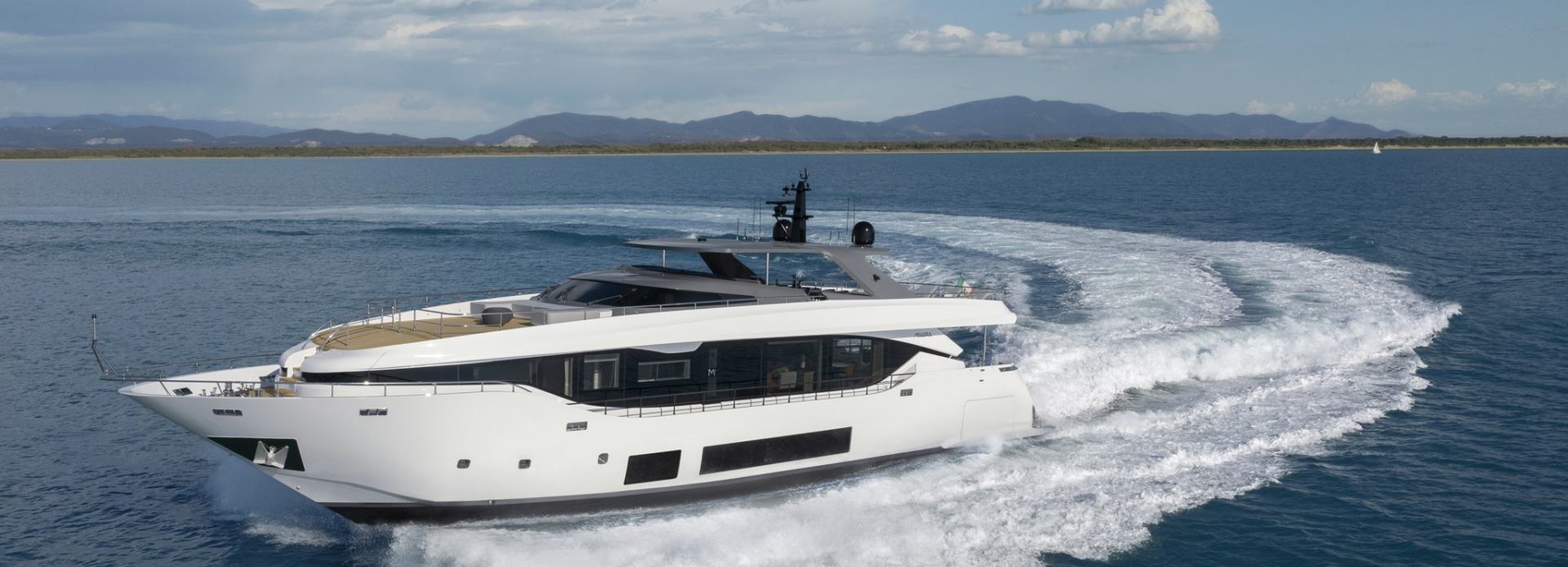 Happy Island yacht, Maiora