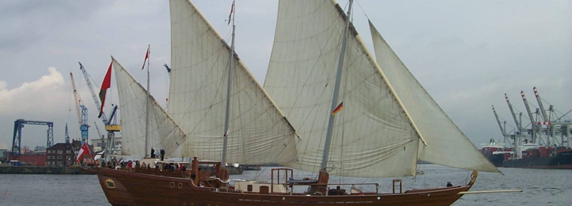 Zinat al Bihaar yacht, Oman Royal Yacht Squadron