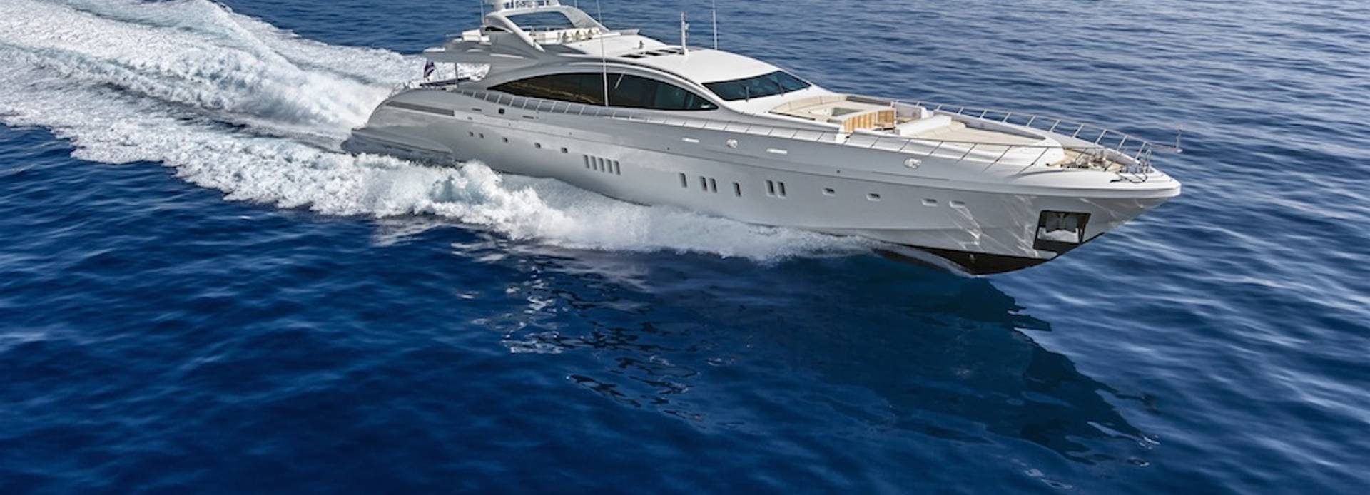 Apricity yacht, Mangusta