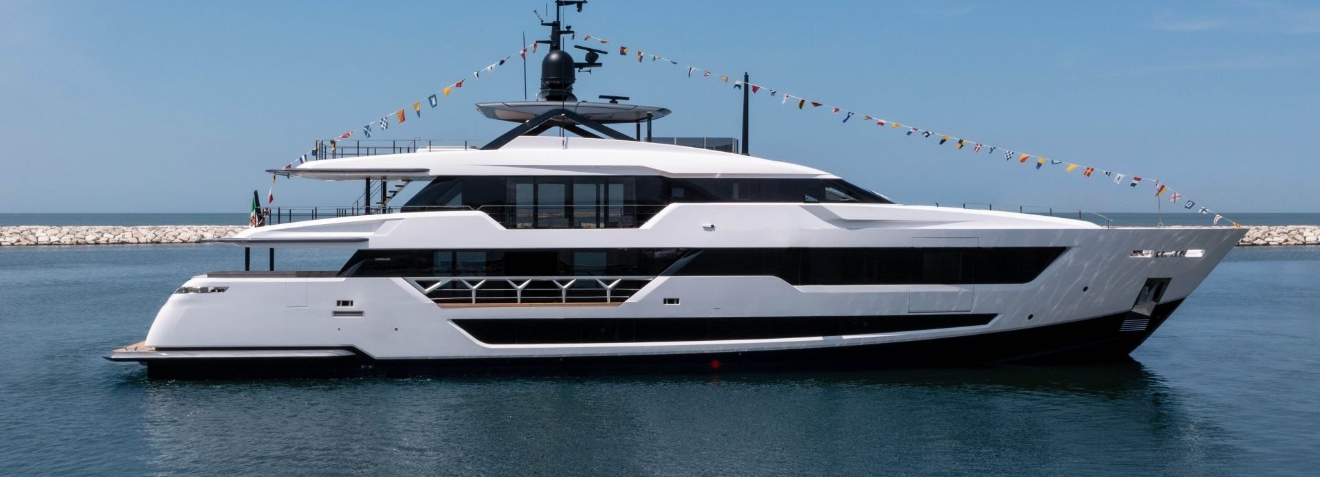 Amare yacht, Custom Line