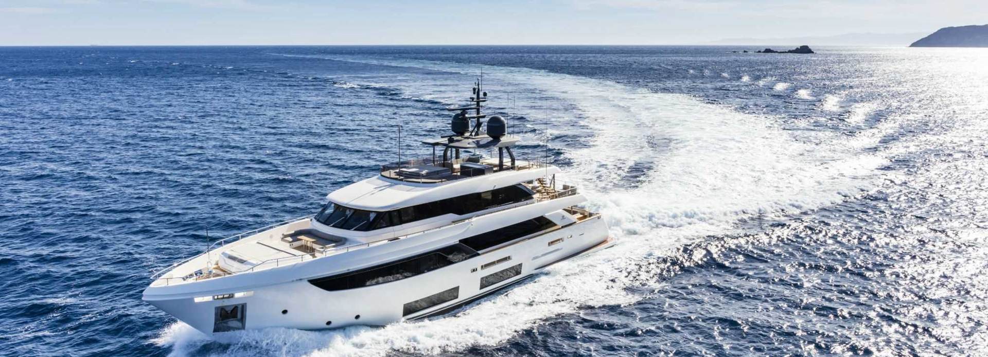 Luna yacht, Custom Line
