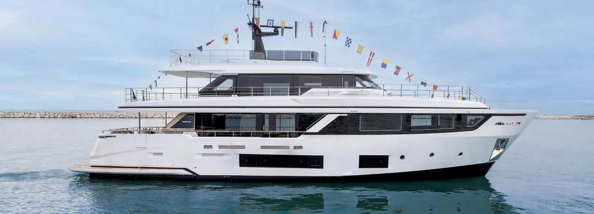 Larriane Mae yacht, Custom Line