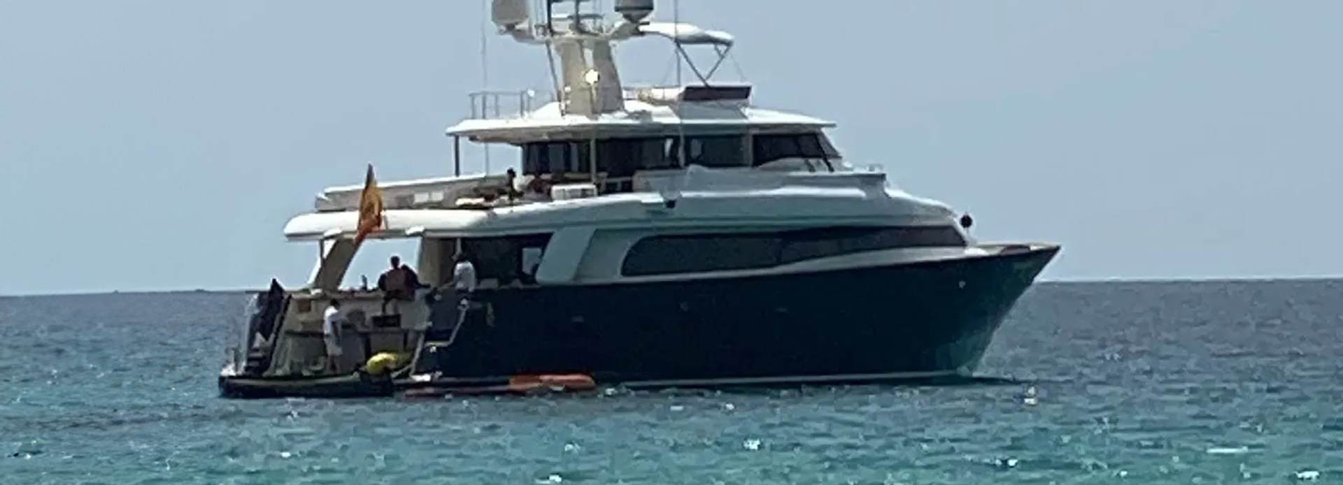 Marisa Tercera yacht, Custom Line