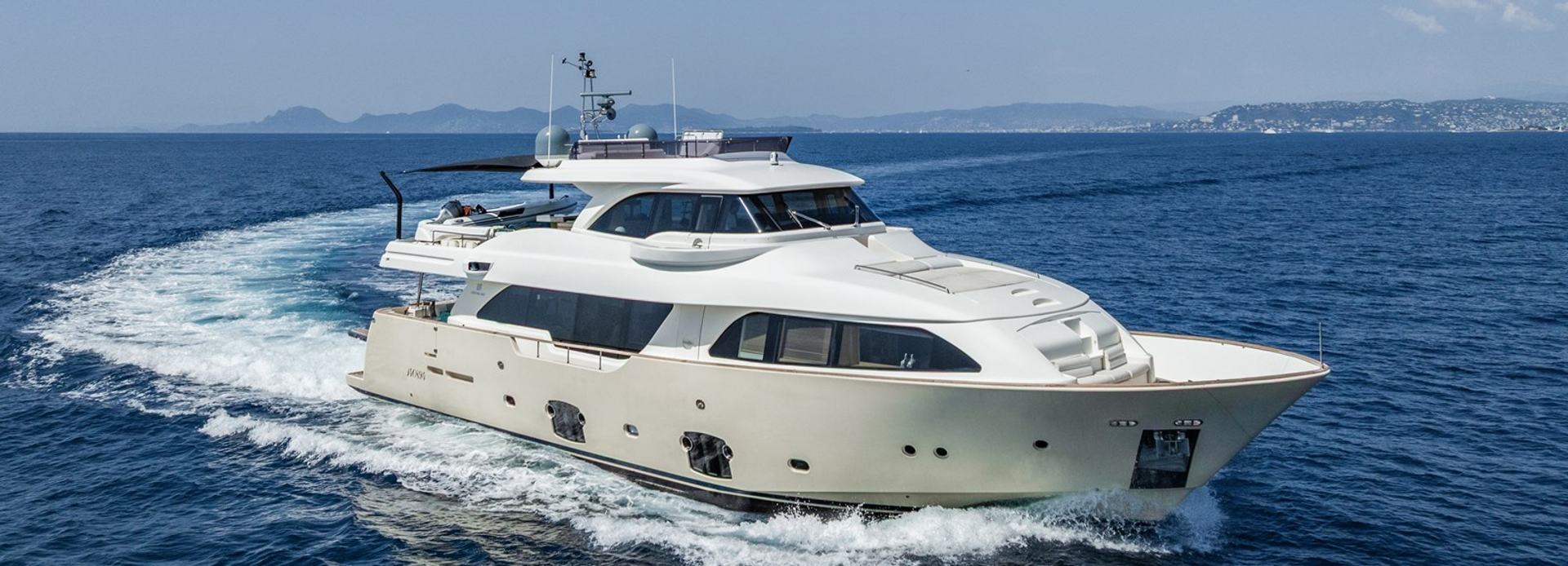 Giada yacht, Custom Line