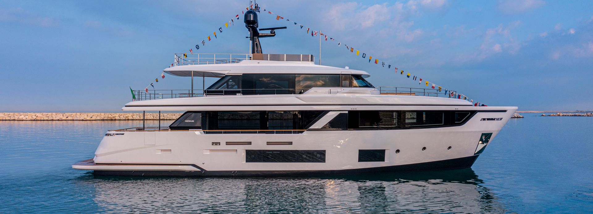 Wolfpack yacht, Custom Line