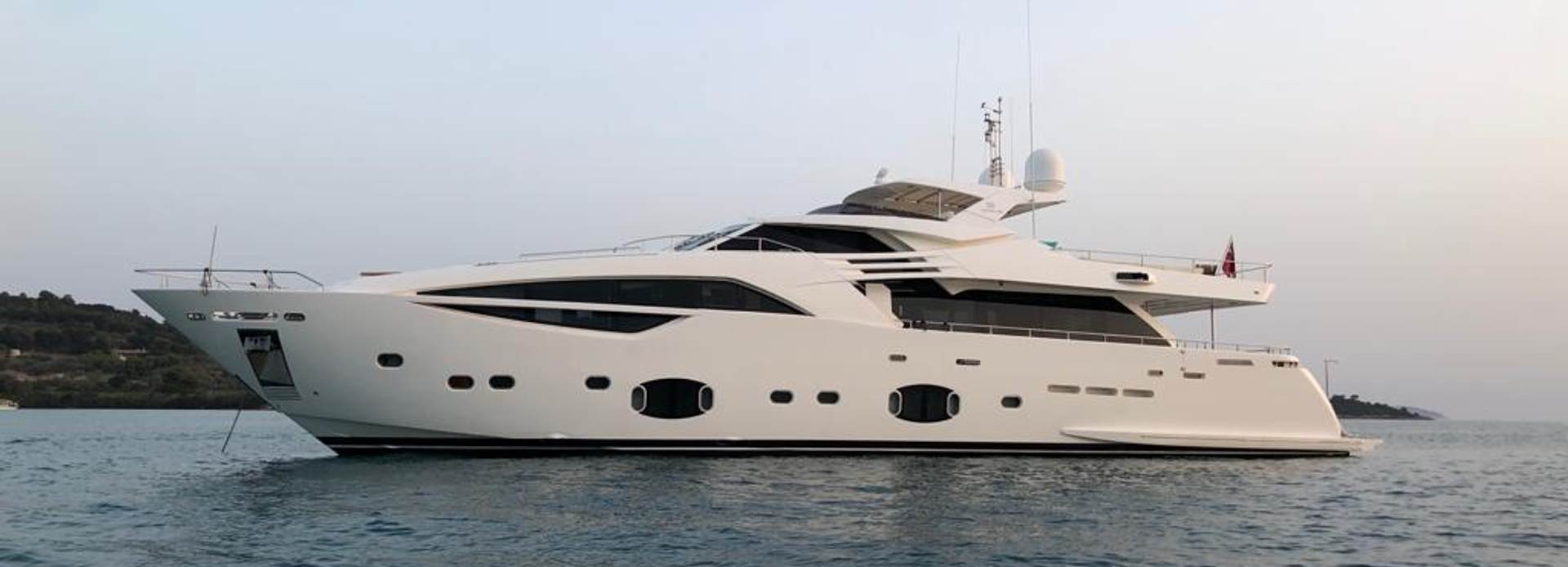 Infinitas yacht, Custom Line