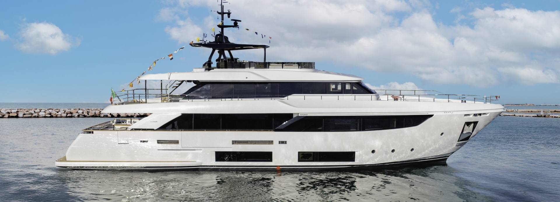 Plan B yacht, Custom Line
