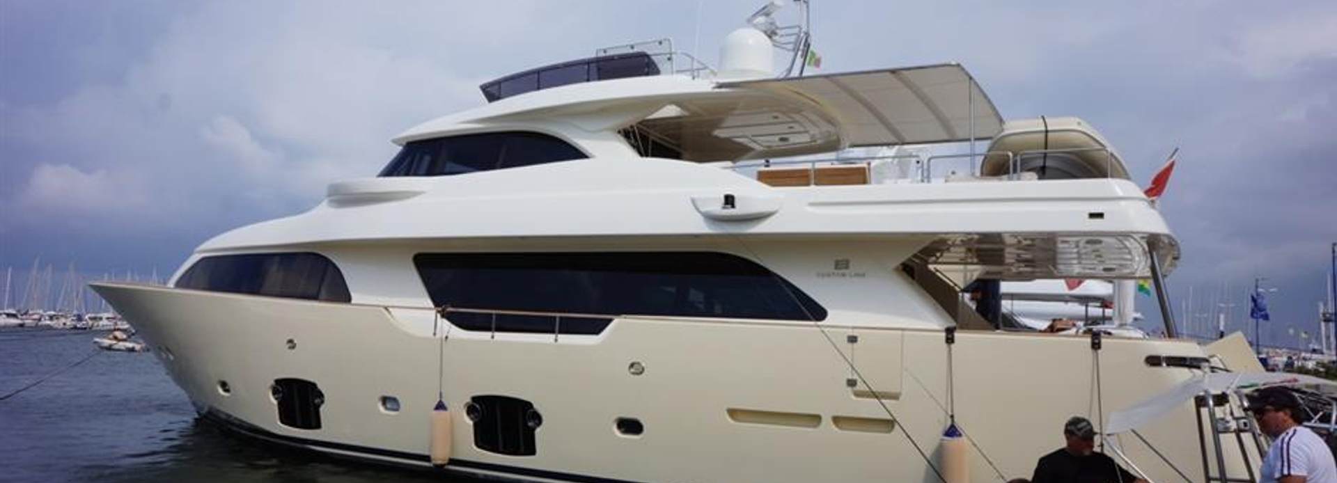 Yellow Turtle yacht, Custom Line