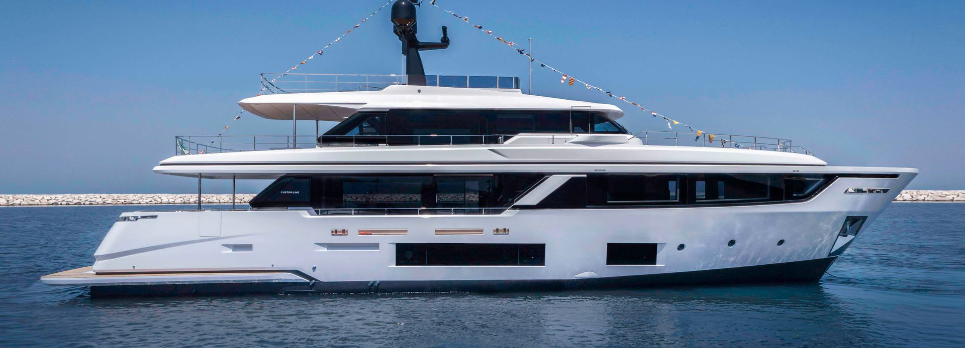 Ayshe yacht, Custom Line