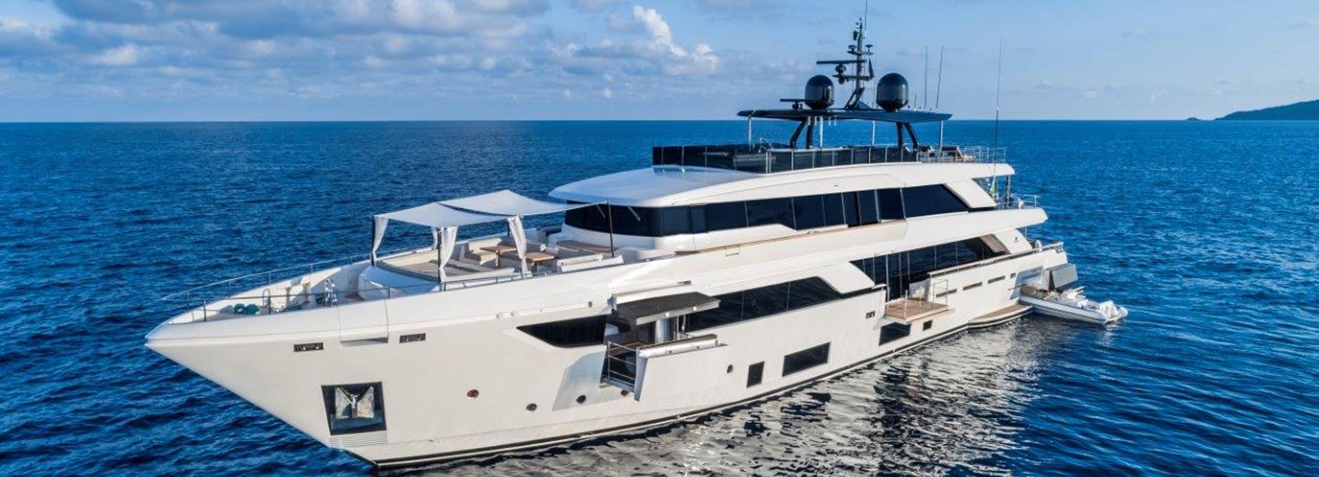 Alex yacht, Custom Line