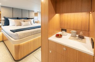 Riviera-58-Sports-Motor-Yacht-Owner-breakfast-cubby