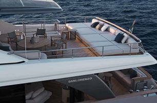 Sanlorenzo-SD-range-SD90-upper-aft-deck