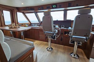 Outer Reef 830 Classic interior helm