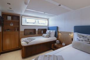 Feadship superyacht Synthesis 66 guest cabin with twin beds 