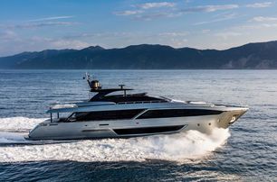 Riva 110' Dolcevita running at sea with spray on hull