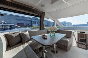 salon of Galeon 560 Fly