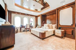 Amels superyacht Calypso guest cabin with desk 