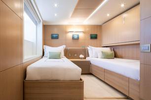 Benetti Classic Supreme 132' yacht Alegre guest cabin with twin beds 