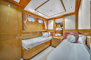 Sanlorenzo motor yacht Cariloy guest cabin with twin beds 
