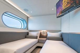 Azimut superyacht Aria guest cabin with twin beds 